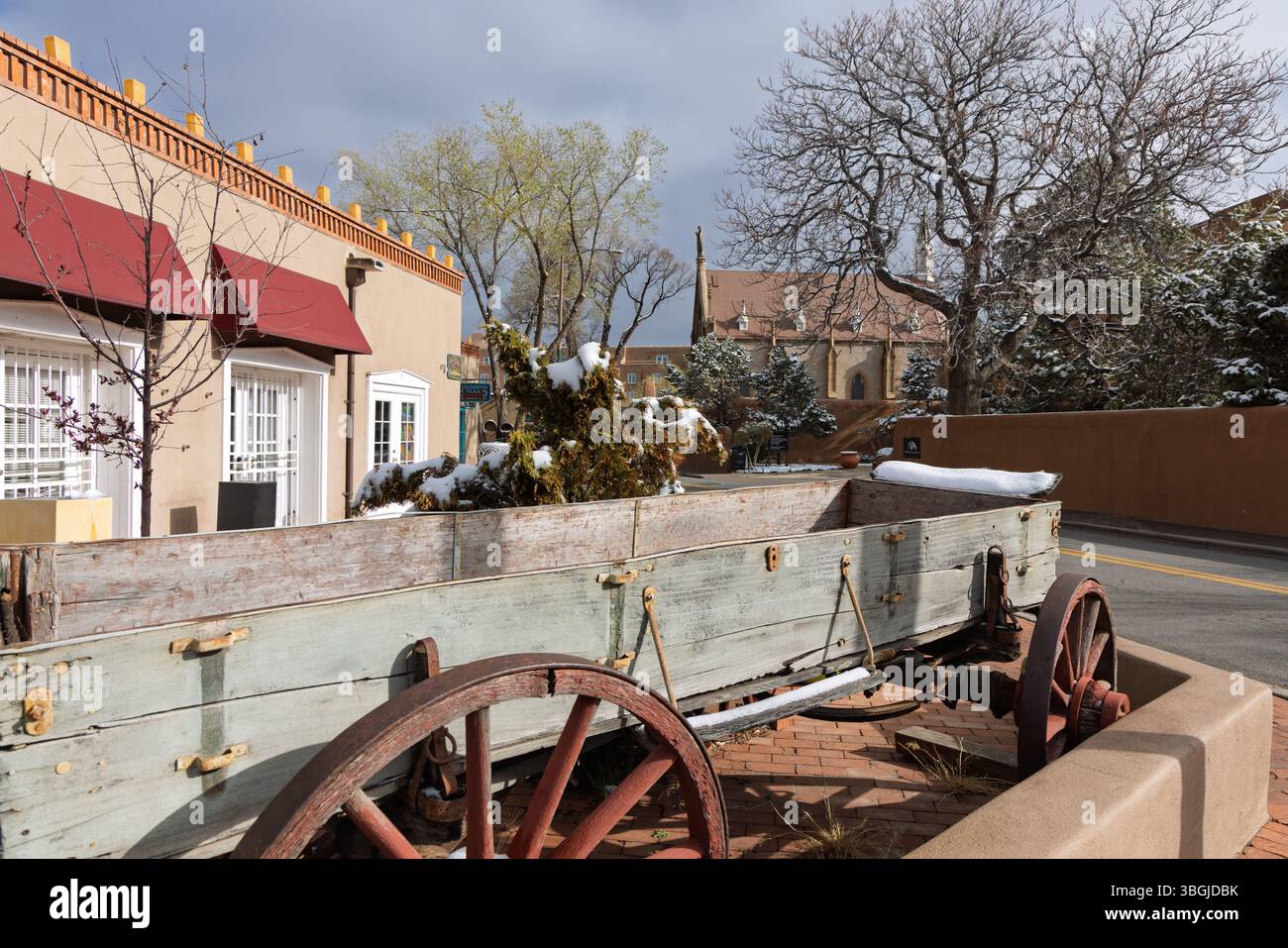 Im historischen Santa Fe, New Mexico, befindet sich ein alter Wagen. Stockfoto