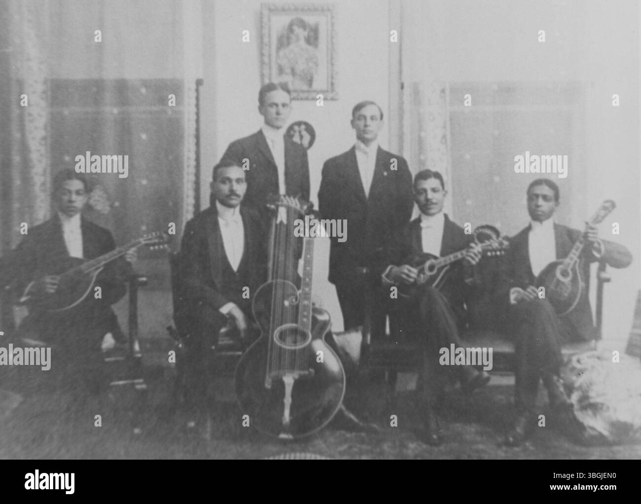 Die Black String Band war ein Musikgenre, das in den 1920er und 1930er Jahren populär war und hauptsächlich aus Streichinstrumenten wie Violine, Banjo und Bassfiddle bestand. Es beeinflusste die moderne Country- und Bluegrass-Musik, obwohl afroamerikanische Musiker weitgehend von kommerziellen Aufnahmen ausgeschlossen wurden. Stockfoto