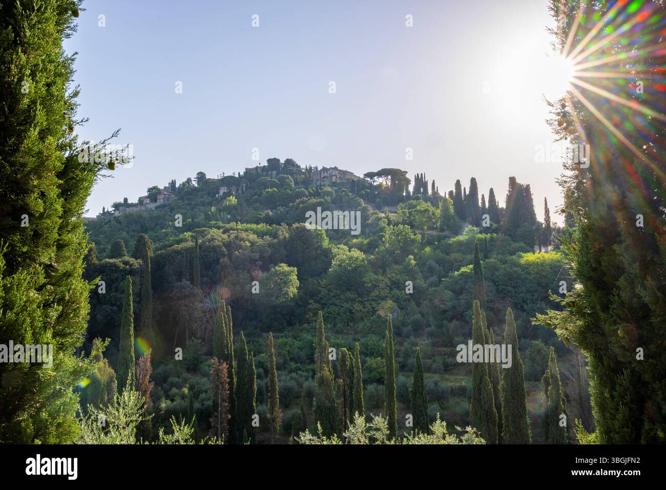 Typisch toskanische Landschaft im Val d'Orcia, Blick auf den Hügel von Montepulciano im Sommer, Toskana, Italien, Europa Stockfoto