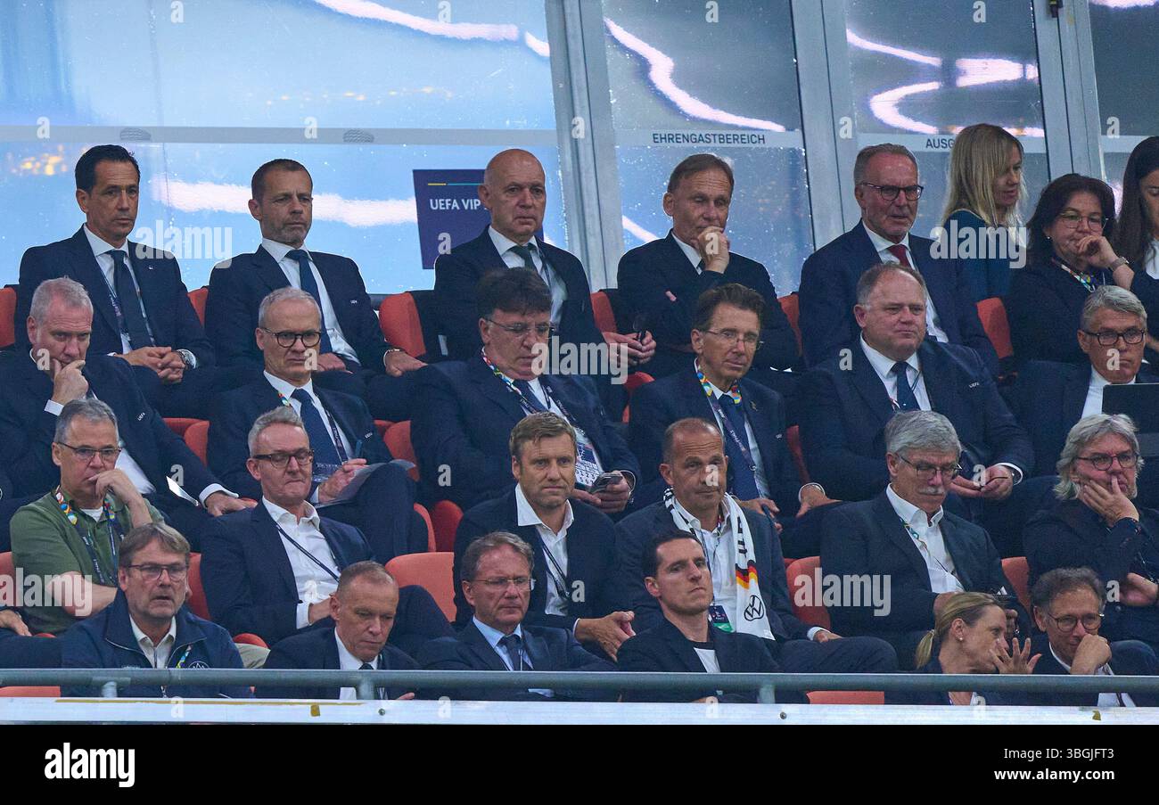 Aleksander Ceferin, UEFA-Präsident, Bernd Neuendorf, DFB-Präsident Deutscher Fußball, Hans-Joachim Watzke, Geschäftsführer BVB, Mitglied DFB-Präsidium, DFB-Vizepräsident, Karl-Heinz Rummenigge (Mitglied Aufsichtsrat FCB AG) UEFA-Generalsekretär Theodore Theodoridis im Halbfinalspiel der UEFA Nations League 2025 DEUTSCHLAND - PORTUGAL 1-2 in der Saison 2024/2025 am 4. Juni 2025 in München. Fotograf: Peter Schatz Stockfoto