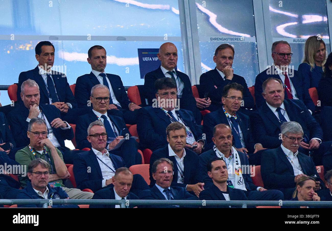 Aleksander Ceferin, UEFA-Präsident, Bernd Neuendorf, DFB-Präsident Deutscher Fußball, Hans-Joachim Watzke, Geschäftsführer BVB, Mitglied DFB-Präsidium, DFB-Vizepräsident, Karl-Heinz Rummenigge (Mitglied Aufsichtsrat FCB AG) UEFA-Generalsekretär Theodore Theodoridis im Halbfinalspiel der UEFA Nations League 2025 DEUTSCHLAND - PORTUGAL 1-2 in der Saison 2024/2025 am 4. Juni 2025 in München. Fotograf: Peter Schatz Stockfoto