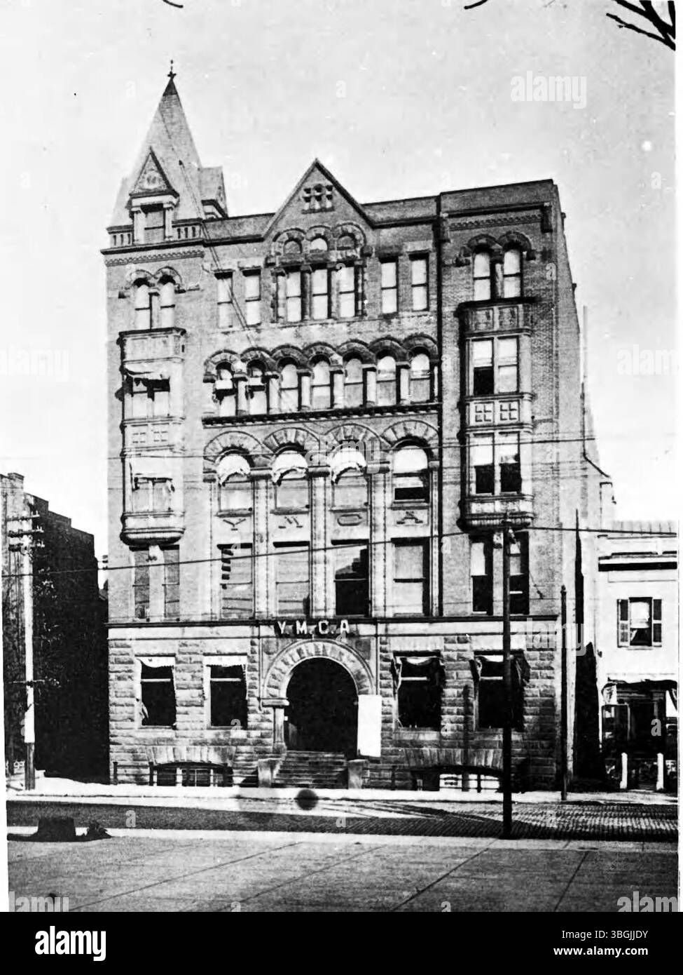 Das Gebäude der Young Men’s Christian Association (YMCA) in Columbus, Ohio, stand von 1893 an der S. Third Street, bis es 1923 abgerissen wurde, um Platz für das Hauptquartier des Dispatch zu schaffen. Die YMCA zog dann in die 40 West Long Street, wo sie heute noch existiert. Stockfoto