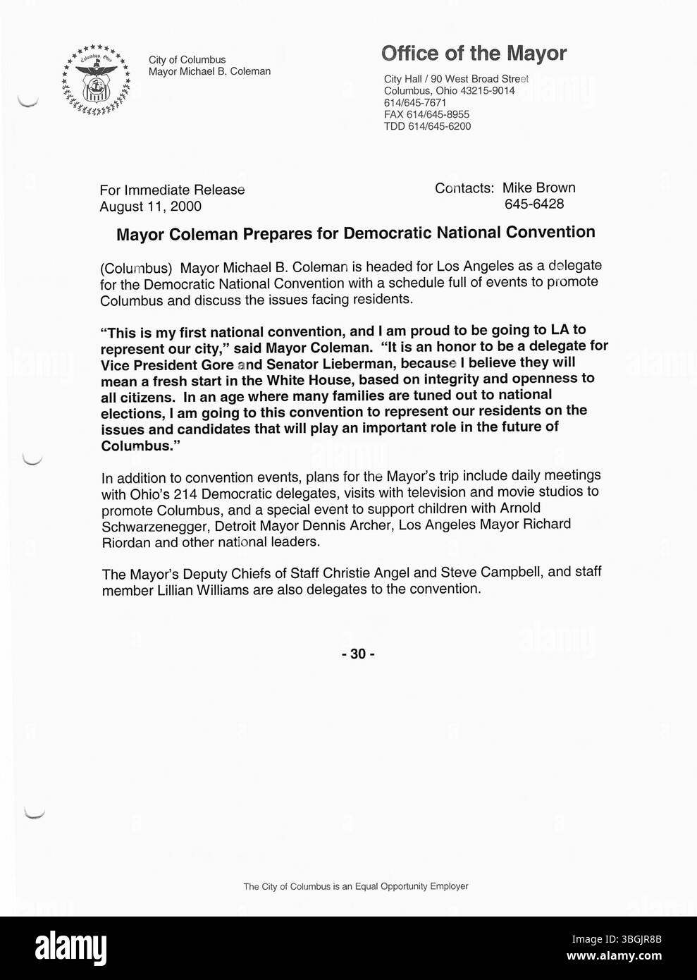 Pressemitteilungen aus dem Jahr 2000, die vom Büro von Bürgermeister Michael Coleman produziert wurden, dokumentieren seine Führung als erster afroamerikanischer Bürgermeister von Columbus, mit einem Schwerpunkt auf seinen politischen und sozialen Beiträgen während seiner Amtszeit. Stockfoto