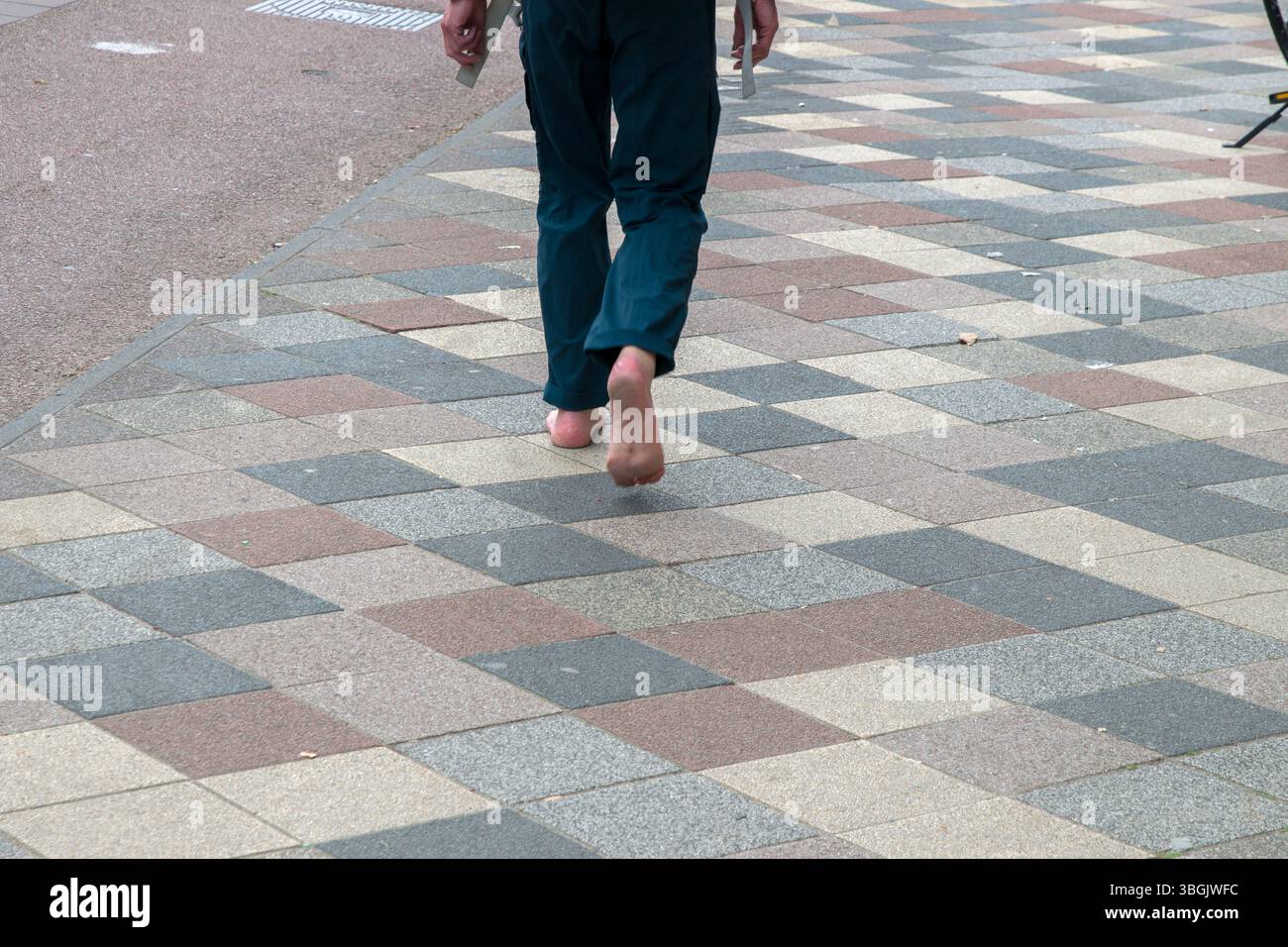 Close Up Man Walking Barefoot In Amsterdam, Niederlande 5-6-2025 Stockfoto