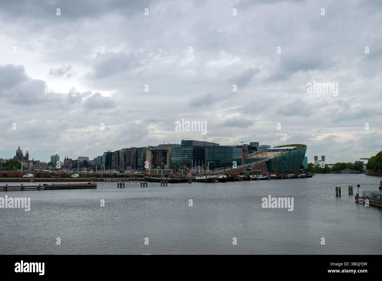 Blick Auf Die Brücke Kattenburgerbrug In Amsterdam, Niederlande 5-6-2025 Stockfoto