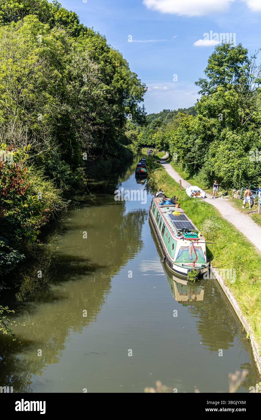 Bath, Großbritannien - 30. Juni 2024: Boote, die am Fluss avon in der Nähe des Bath Bristol Warleigh Weir liegen. Stockfoto