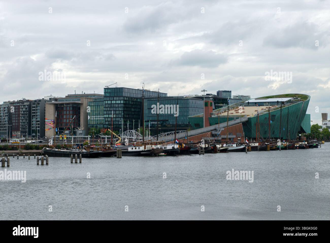 Blick Auf Die Brücke Kattenburgerbrug In Amsterdam, Niederlande 5-6-2025 Stockfoto