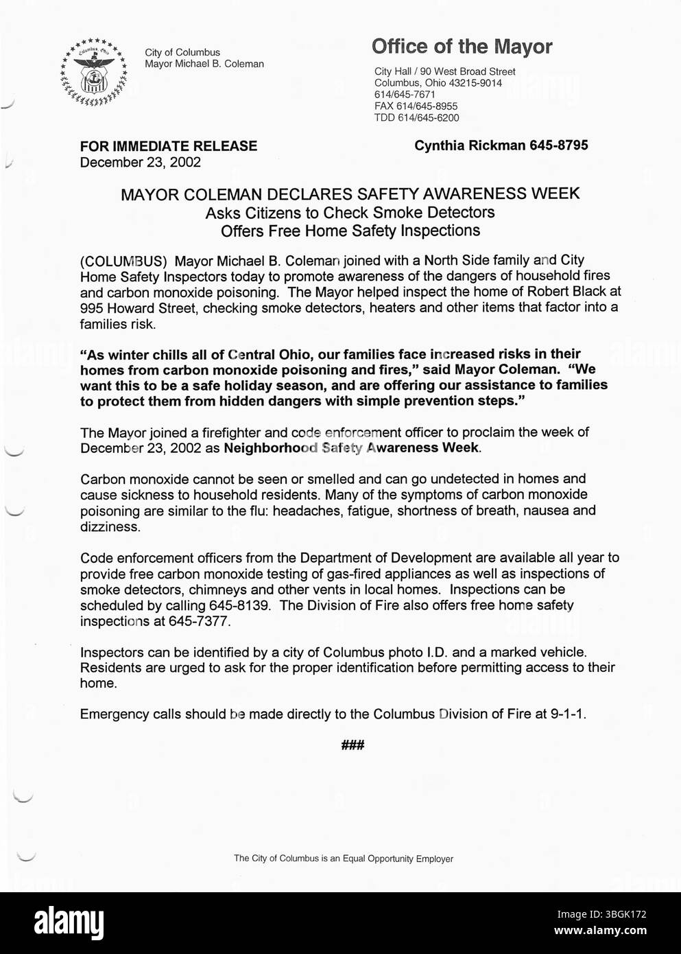 Pressemitteilungen aus dem Büro von Bürgermeister Michael Coleman im Jahr 2002, in denen wichtige politische und öffentliche Ankündigungen dokumentiert wurden. Coleman, der erste afroamerikanische Bürgermeister von Columbus, war von 2000 bis 2016 der am längsten dienende Bürgermeister in der Geschichte der Stadt. Stockfoto
