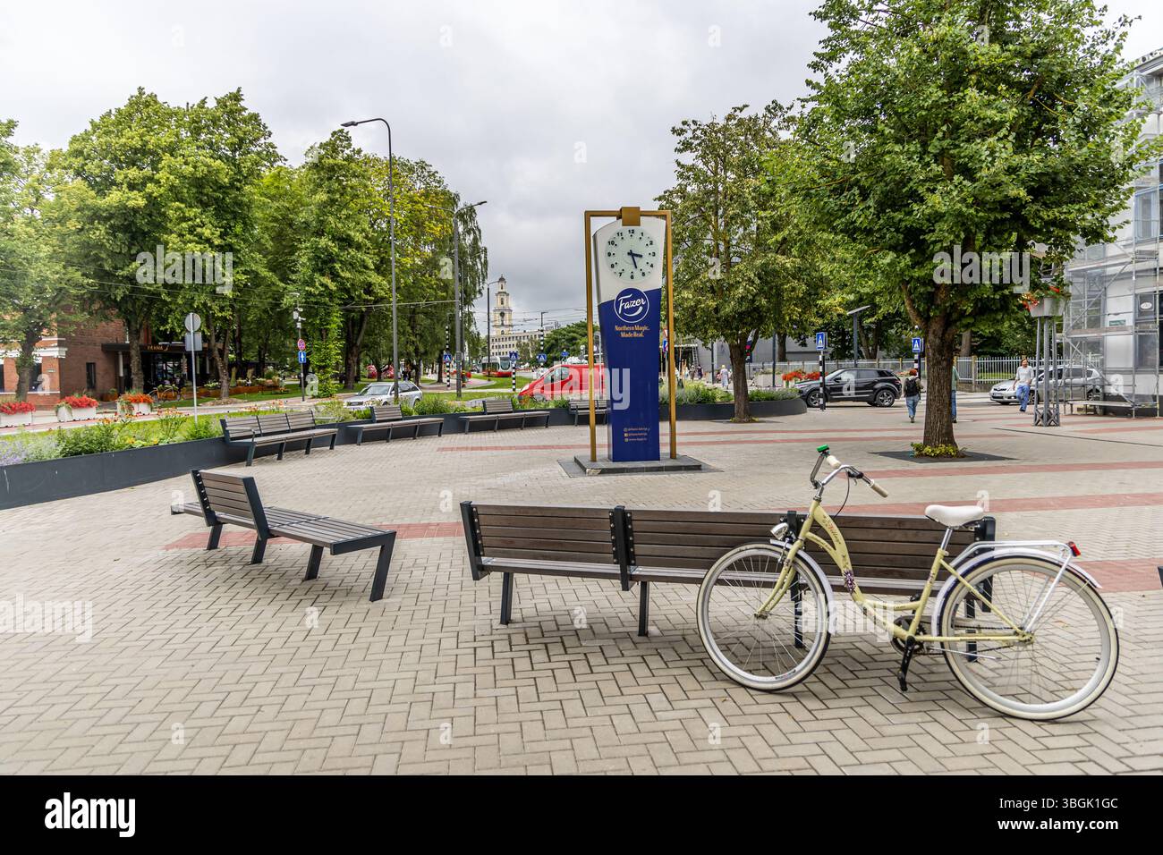 Liepaja, Lettland - 12. Juni 2024: Fazer Uhr und Blick auf die Liela Straße und Straßenbahn in der Altstadt. Stockfoto