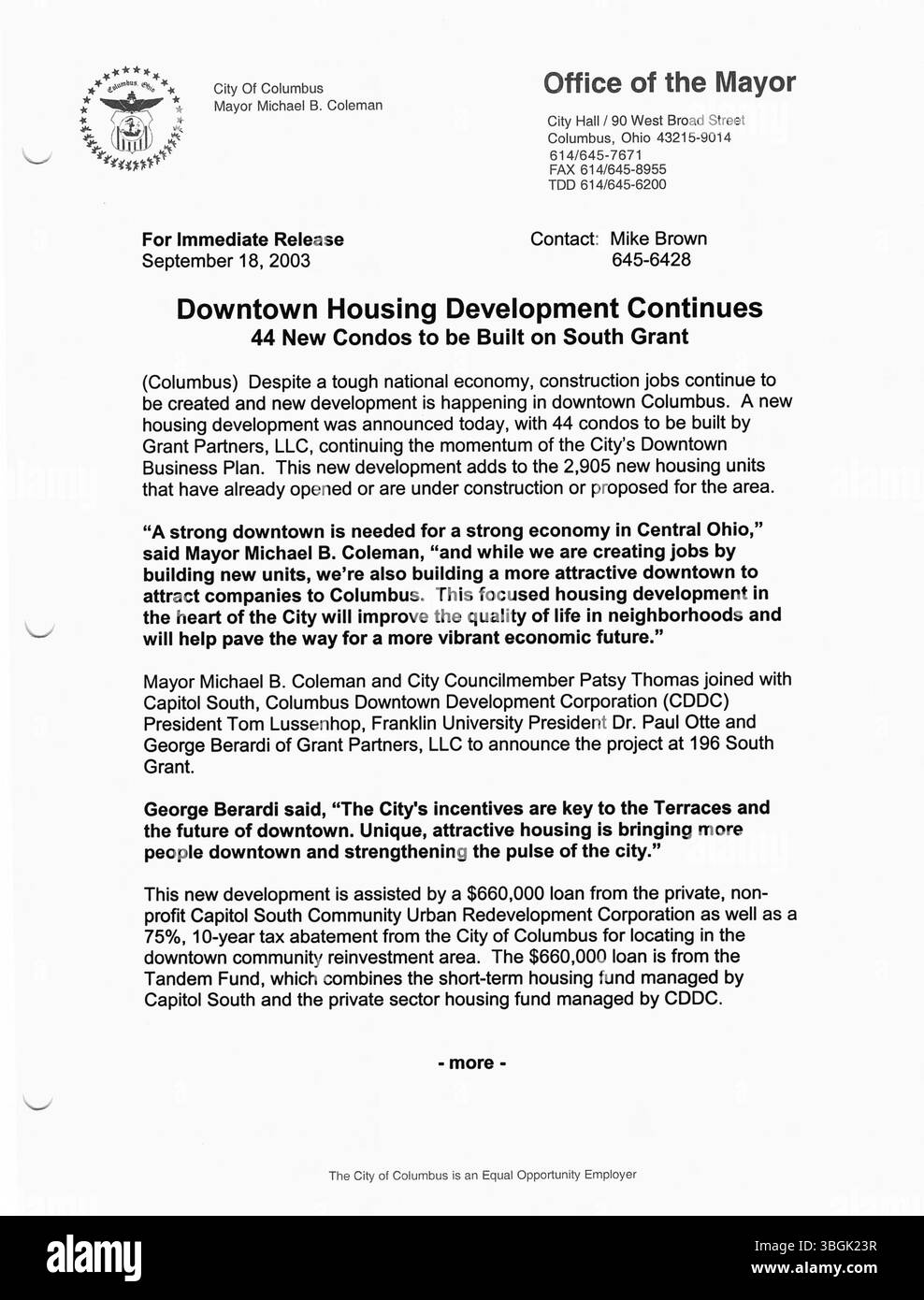 Das Büro des Bürgermeisters Michael Coleman veröffentlichte 2003 Pressematerialien, in denen er seine Governance-Strategien, politischen Maßnahmen und Erfolge im Bereich des städtischen Wachstums und der öffentlichen Verbesserung ausführlich darlegte. Coleman bekleidete vier Amtszeiten als erster afroamerikanischer Bürgermeister von Columbus, Ohio, und seine Führung spielte eine entscheidende Rolle bei der Gestaltung der Zukunft der Stadt. Stockfoto