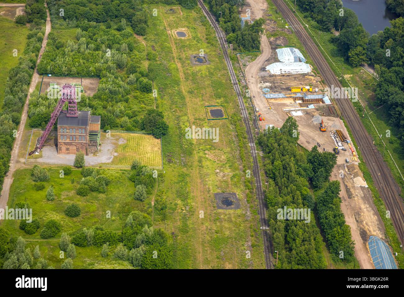 Luftbild, Gelände mit historischem Zechenfördergerüst Schacht 1 Zeche Sterkrade, Baustelle, Schwarze Heide, Oberhausen, Ruhrgebiet, Nordrhein-Westfalen, Deutschland ACHTUNGxMINDESTHONORARx60xEURO *** Luftansicht, Bereich mit historischem Grubenkopfansatz des Grubenschacht Sterkrade 1, Baustelle, Schwarze Heide, Oberhausen, Ruhrgebiet, Nordrhein-Westfalen, Deutschland ATTENTIONxMINDESTHONORARx60xEURO Stockfoto