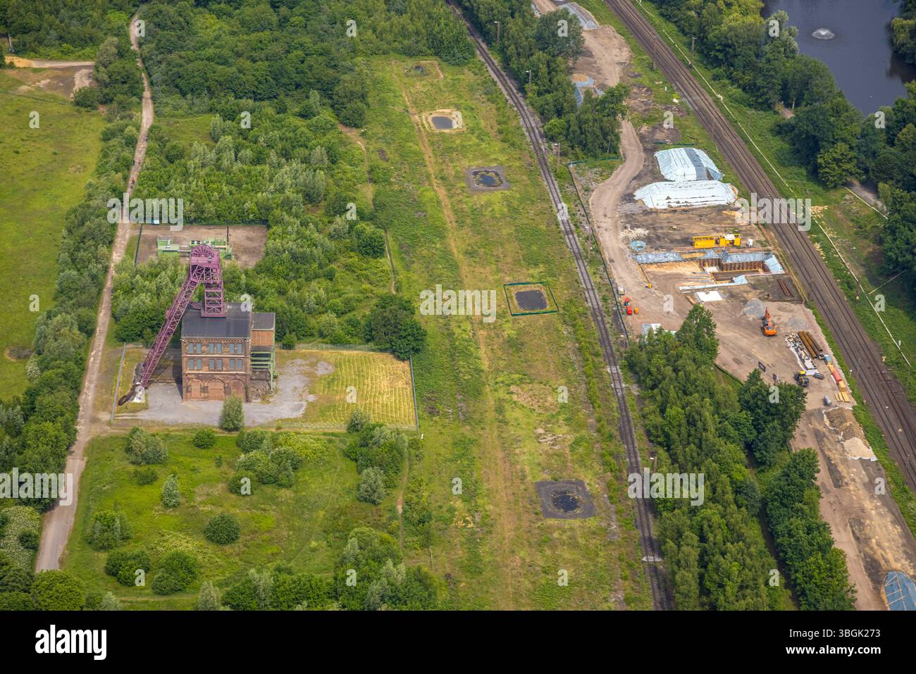 Luftbild, Gelände mit historischem Zechenfördergerüst Schacht 1 Zeche Sterkrade, Baustelle, Schwarze Heide, Oberhausen, Ruhrgebiet, Nordrhein-Westfalen, Deutschland ACHTUNGxMINDESTHONORARx60xEURO *** Luftansicht, Bereich mit historischem Grubenkopfansatz des Grubenschacht Sterkrade 1, Baustelle, Schwarze Heide, Oberhausen, Ruhrgebiet, Nordrhein-Westfalen, Deutschland ATTENTIONxMINDESTHONORARx60xEURO Stockfoto