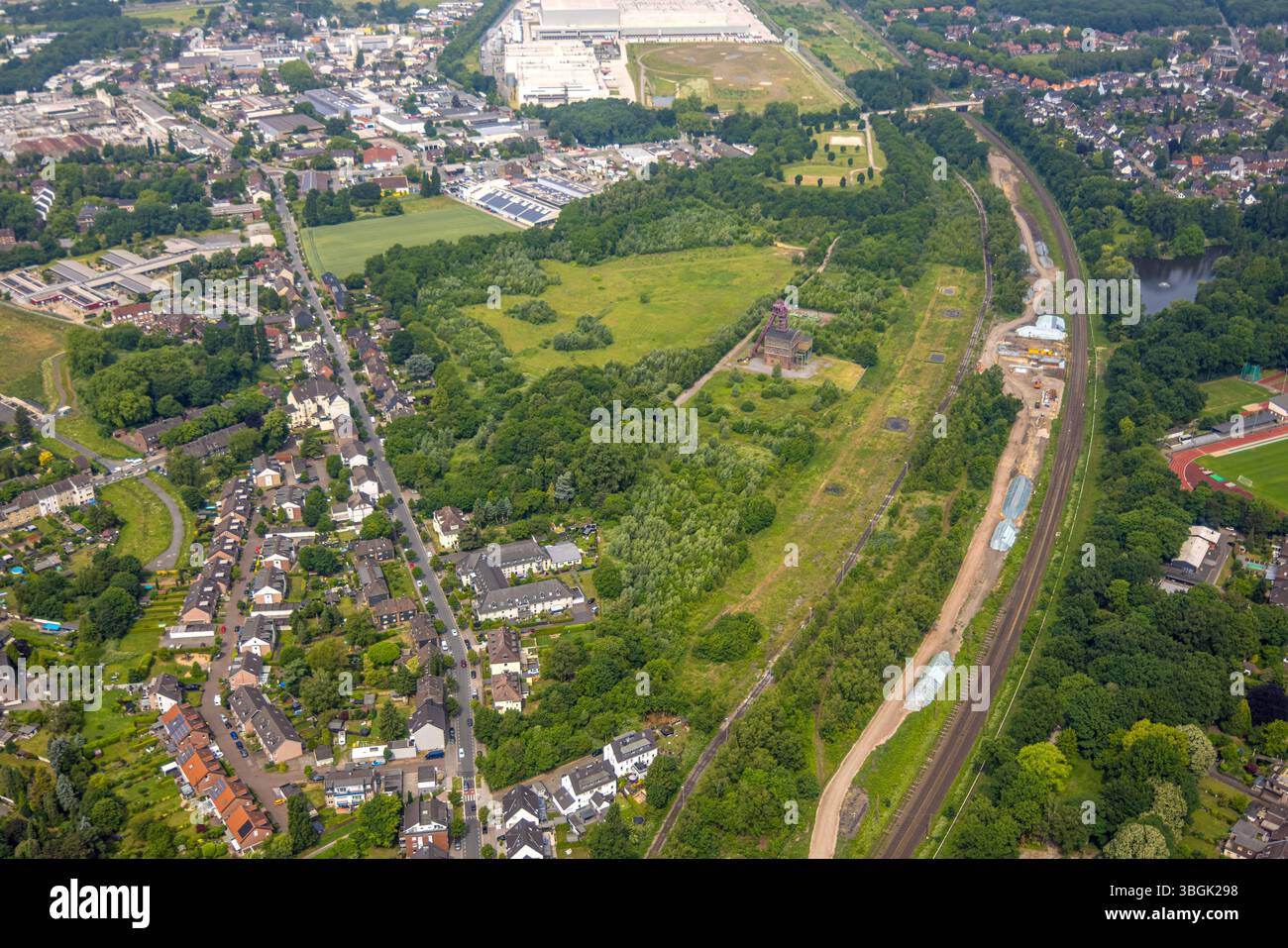 Luftbild, Gelände mit historischem Zechenfördergerüst Schacht 1 Zeche Sterkrade, Baustelle, Schwarze Heide, Oberhausen, Ruhrgebiet, Nordrhein-Westfalen, Deutschland ACHTUNGxMINDESTHONORARx60xEURO *** Luftansicht, Bereich mit historischem Grubenkopfansatz des Grubenschacht Sterkrade 1, Baustelle, Schwarze Heide, Oberhausen, Ruhrgebiet, Nordrhein-Westfalen, Deutschland ATTENTIONxMINDESTHONORARx60xEURO Stockfoto