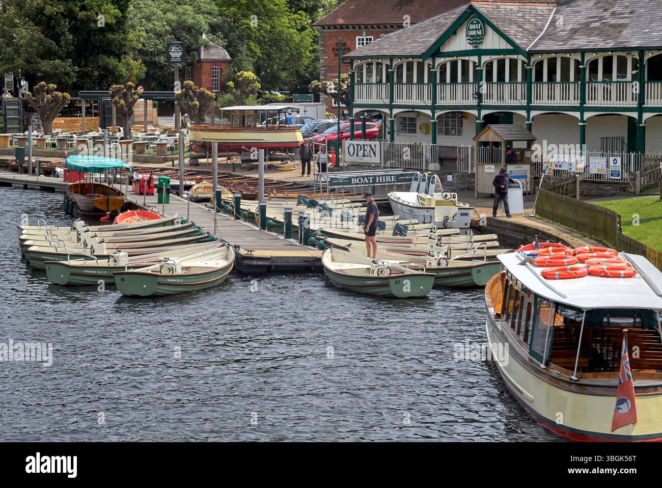 Das Boat House, Stratford Upon Avon, mit Freizeitbooten zum Verleih und touristischen Vergnügungsbooten. Warwickshire, England, Großbritannien Stockfoto Das Boat House, Stratford Upon Avon, mit Freizeitbooten zum Verleih und touristischen Vergnügungsbooten. Warwickshire, England, Großbritannien Stockfoto