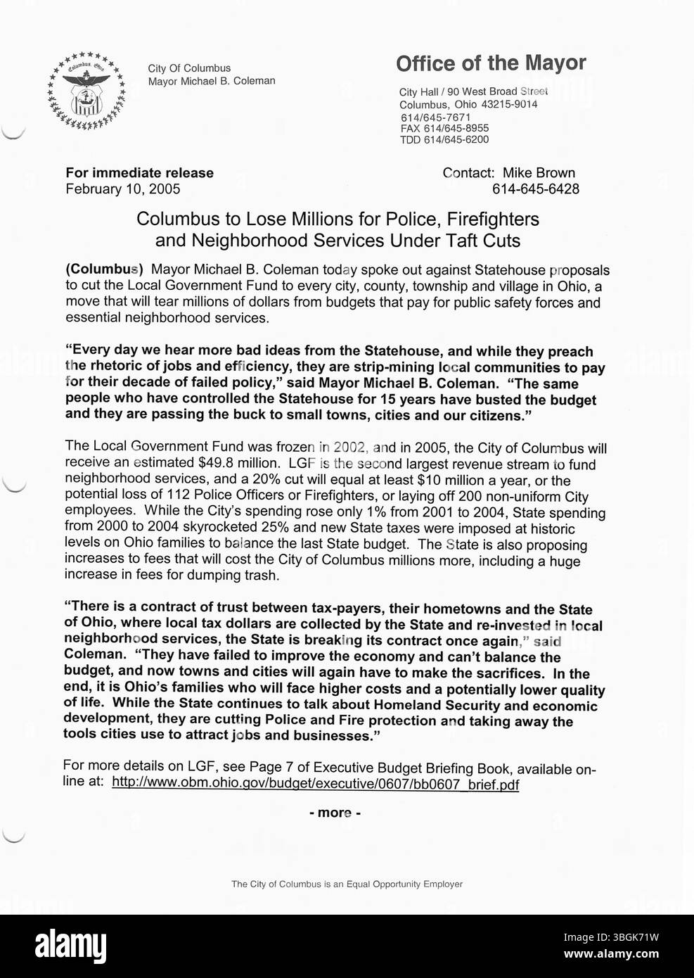 Auf Seite 56 der Pressemitteilungen von Bürgermeister Michael Coleman aus dem Büro von 2005 werden die öffentlichen Ankündigungen, politischen Entscheidungen und Aktualisierungen der Führung des Bürgermeisters hervorgehoben. Coleman, der erste afroamerikanische Bürgermeister von Columbus, diente von 2000 bis 2016 und leitete mehrere Stadtentwicklungen. Stockfoto