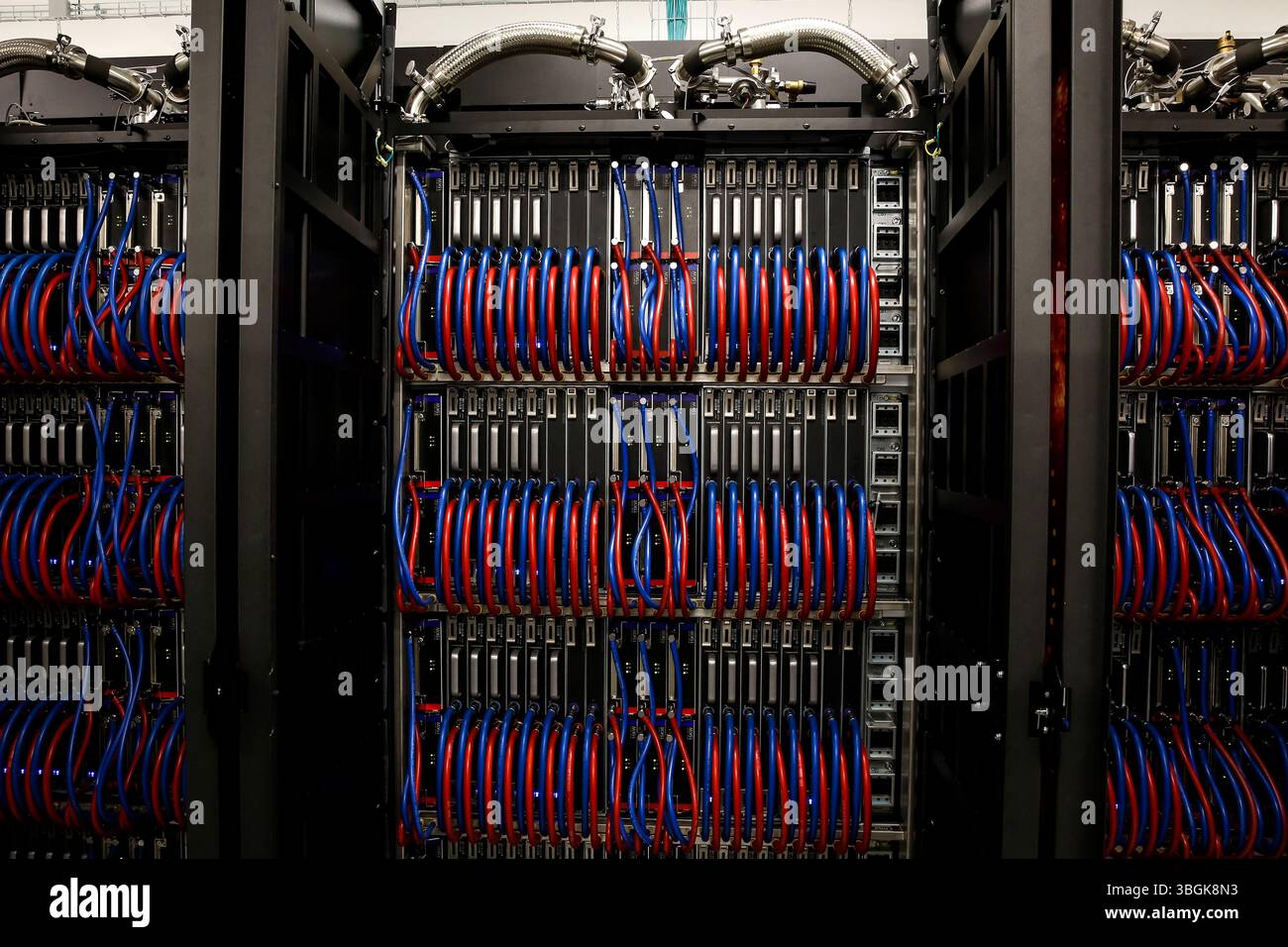 Prozessoren des Helios Supercomputers, des schnellsten Computers in Polen, werden im Academic Computer Center CYFRONET AGH gesehen, das Wissenschaftlern und Forschern am 4. Juni 2025 in Krakau, Polen, den schnellsten Supercomputer in Polen und einen der schnellsten der Welt zur Verfügung stellt. Stockfoto