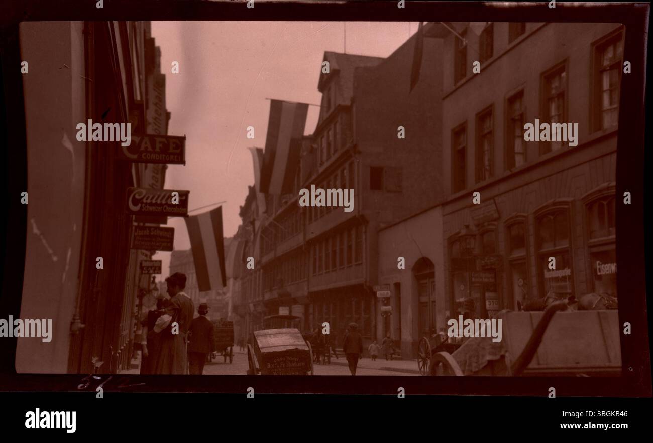 Das Goethe-Haus in der Frankfurter Innenstadt wurde um 1600 erbaut und war das Familienhaus des bekannten deutschen Schriftstellers Johann Wolfgang von Goethe. Während der Bombenanschläge im Zweiten Weltkrieg zerstört, wurde es seither wieder aufgebaut und dient heute als Museum. Die Familie Arras besuchte das Haus während ihrer Europatour 1913. Stockfoto