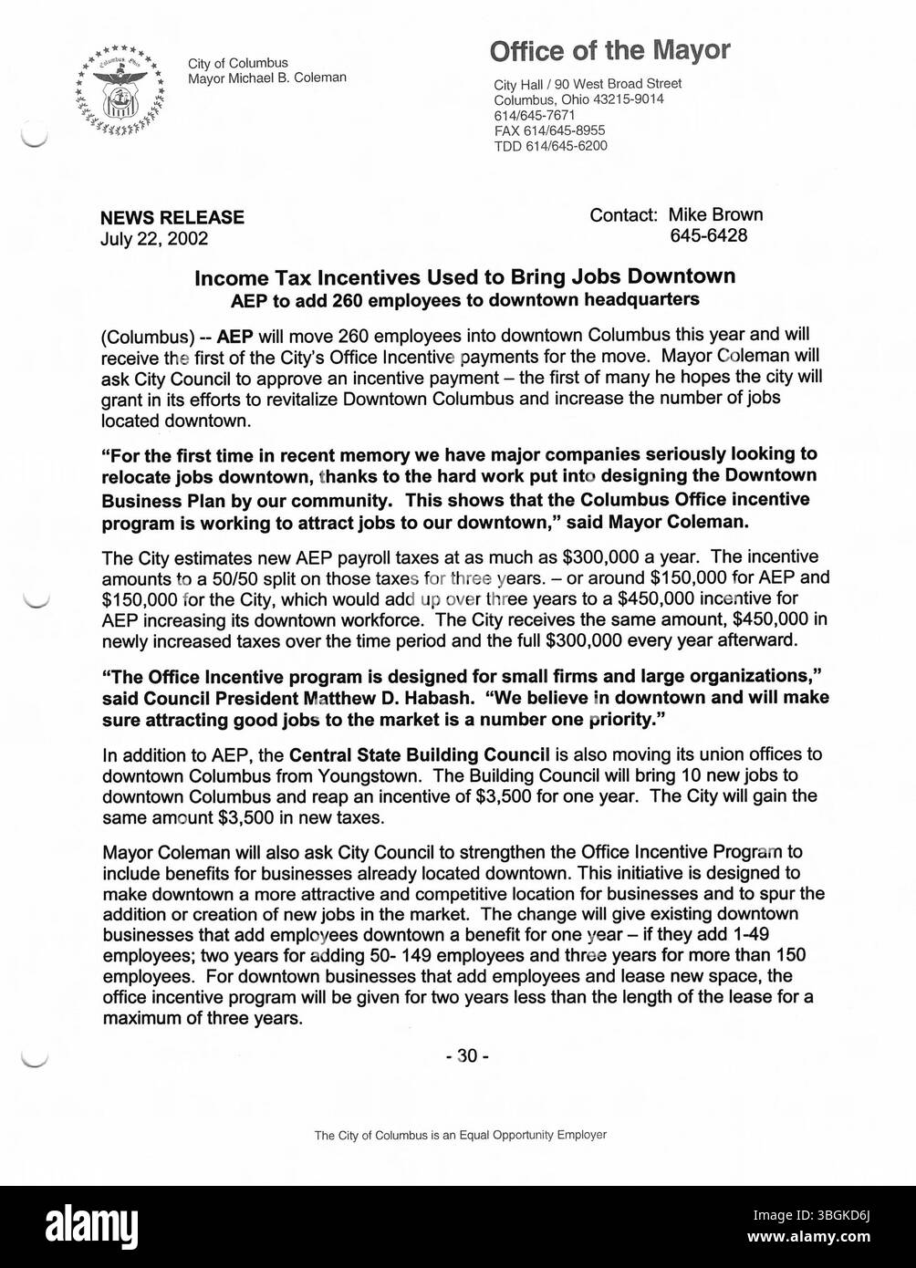 Pressemitteilungen des Büros von Bürgermeister Michael Coleman im Jahr 2002, in denen es um politische Ereignisse, Stadtpolitik und öffentliche Ankündigungen während seiner Amtszeit ging. Coleman war von 2000 bis 2016 der erste afroamerikanische Bürgermeister von Columbus und war Mitglied der Demokratischen Partei. Er war der am längsten dienende Bürgermeister in der Geschichte von Columbus und ehemaliger Präsident des stadtrates. Stockfoto