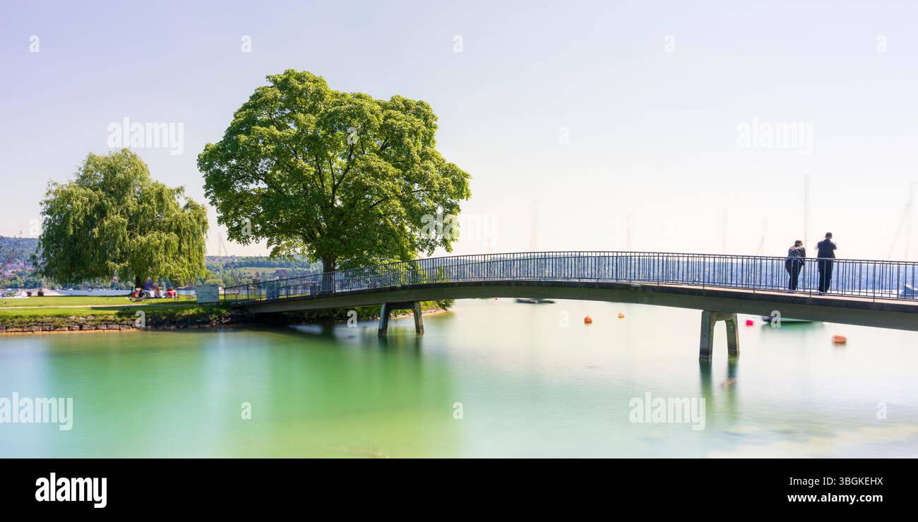 Schweiz, Zürich, Saffa-Insel im Zürichsee, Brücke, zwei Personen, Panorama Stockfoto