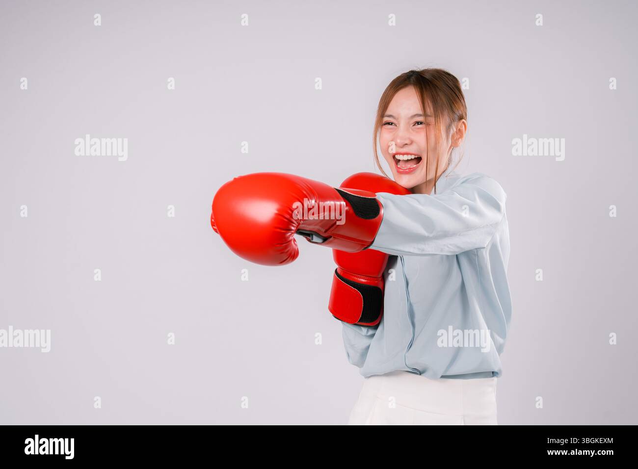 Frau Übung Punch Kickboxen Hintergrund Stärke starker Trainingshandschuh Person, Eine starke weibliche Athletin in Aktion demonstriert Fitness und Determi Stockfoto