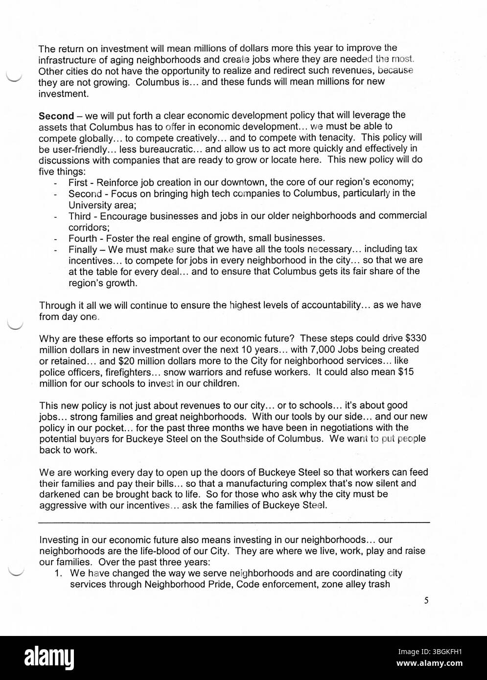 Die Pressemitteilungen des Büros von Bürgermeister Michael Coleman aus dem Jahr 2003 zeigen seine politischen Aktivitäten, Stadtinitiativen und Errungenschaften. Als erster afroamerikanischer Bürgermeister von Columbus führte er die Stadt von 2000 bis 2016 und wurde der am längsten dienende Bürgermeister in der Geschichte der Stadt. Seine Amtszeit beinhaltete auch einen Schwerpunkt auf Stadtentwicklung und politischer Stabilität. Stockfoto