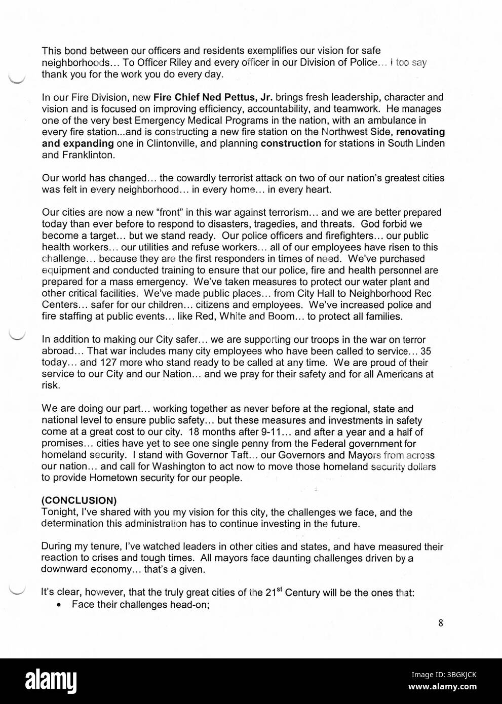 Diese Sammlung von Pressemitteilungen aus dem Büro von Bürgermeister Michael Coleman im Jahr 2003 spiegelt seine Rolle bei der Gestaltung des Wachstums und der politischen Dynamik der Stadt wider. Er war Kolumbus erster afroamerikanischer Bürgermeister und leistete bedeutende Beiträge zur Regierungsführung und zum öffentlichen Leben der Stadt. Stockfoto
