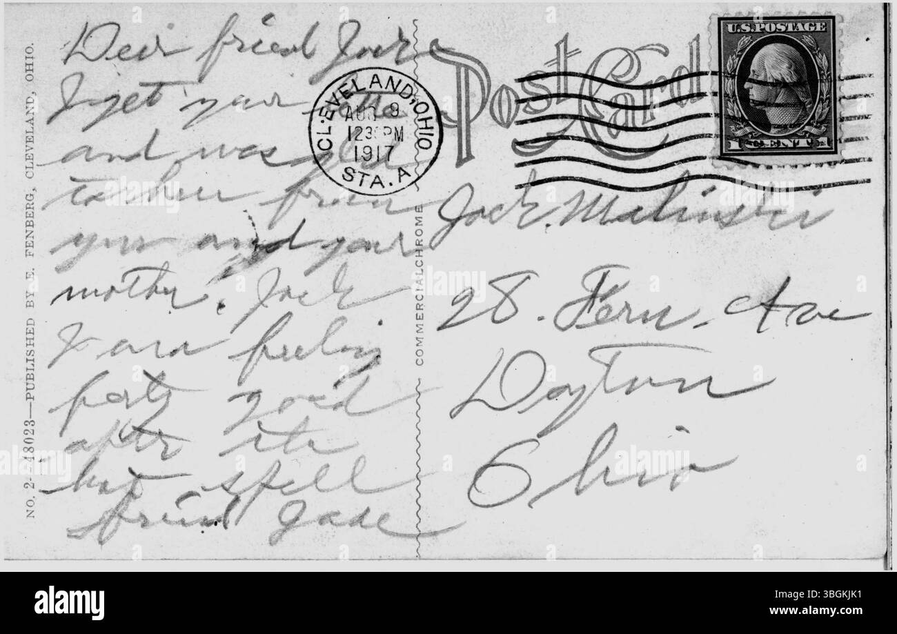 Eine 1917 gezeigte Ansicht der Kreuzung von Euclid Avenue und East Ninth Street in Cleveland, Ohio, mit Gebäuden, Unternehmen und Trolleycars im Vordergrund. Das Bild fängt das geschäftige Stadtleben Cleveland zu dieser Zeit ein. Stockfoto