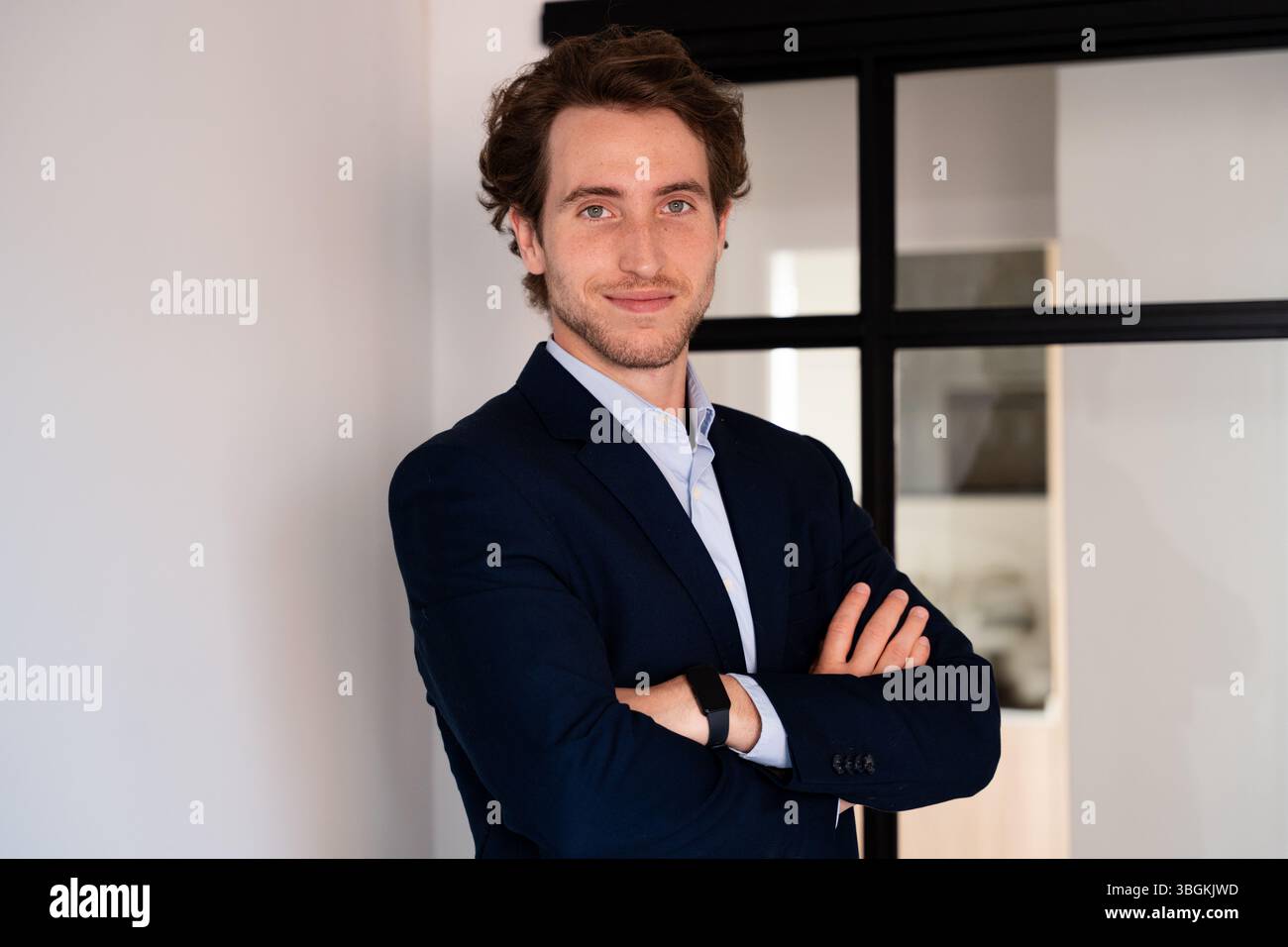 Motivierte Führungskraft fördert Zusammenarbeit und Wachstum in einem positiven beruflichen Umfeld Stockfoto