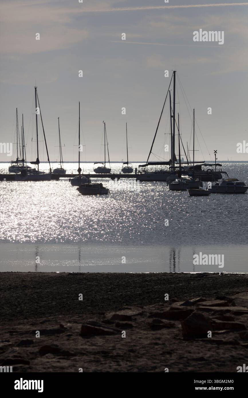 Boote, Hintergrundbeleuchtung, Silhouette, Idylle, Santiago de la Ribera, Mar Menor, autonome Region Murcia, Spanien, Stockfoto