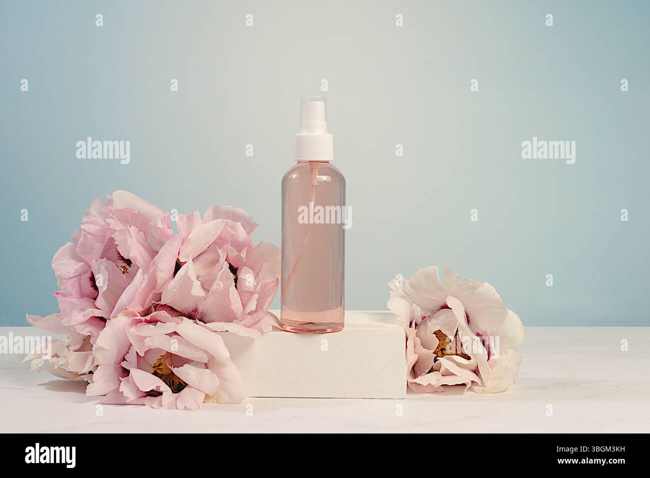 Wellness-Komposition mit Fliederwasser und frischen Bergpfingstrosenblüten, Spa-Salon-Werbekarte, natürliche Selbstpflege und gesundes Lifestyle-Konzept, A Stockfoto