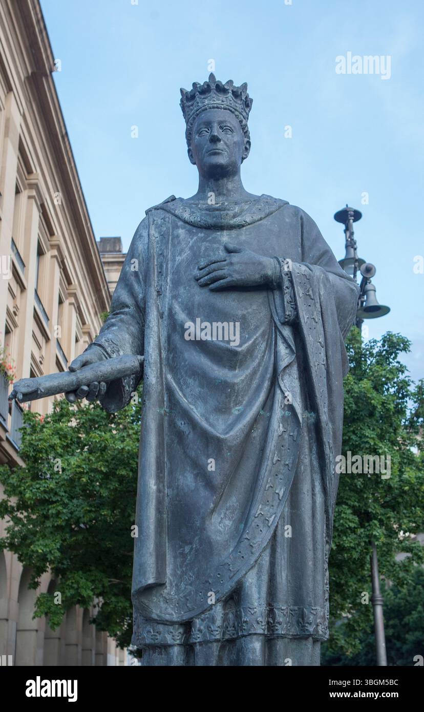 Pamplona, Spanien – 31. Mai 2025: Skulptur Karl III. Von Navarra von Navarra von Francisco Lopez Hernandez, 2003, Pamplona, Spanien Stockfoto