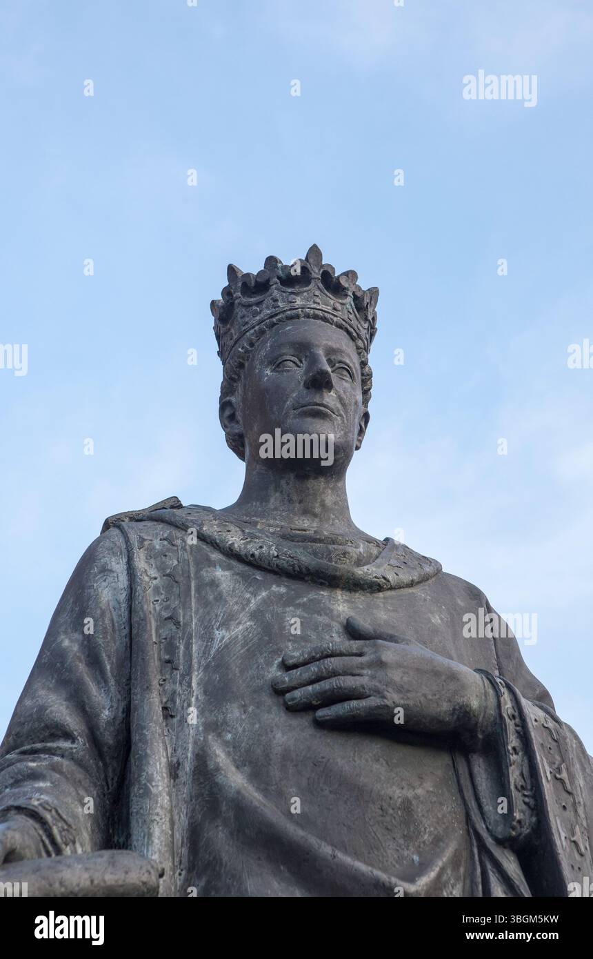 Pamplona, Spanien – 31. Mai 2025: Skulptur Karl III. Von Navarra von Navarra von Francisco Lopez Hernandez, 2003, Pamplona, Spanien Stockfoto