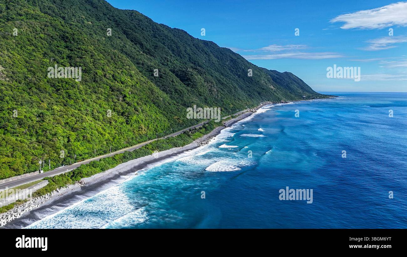 N11-Straße entlang des Pazifischen Ozeans an der Ostküste Taiwans in der Gemeinde Fengbin Stockfoto