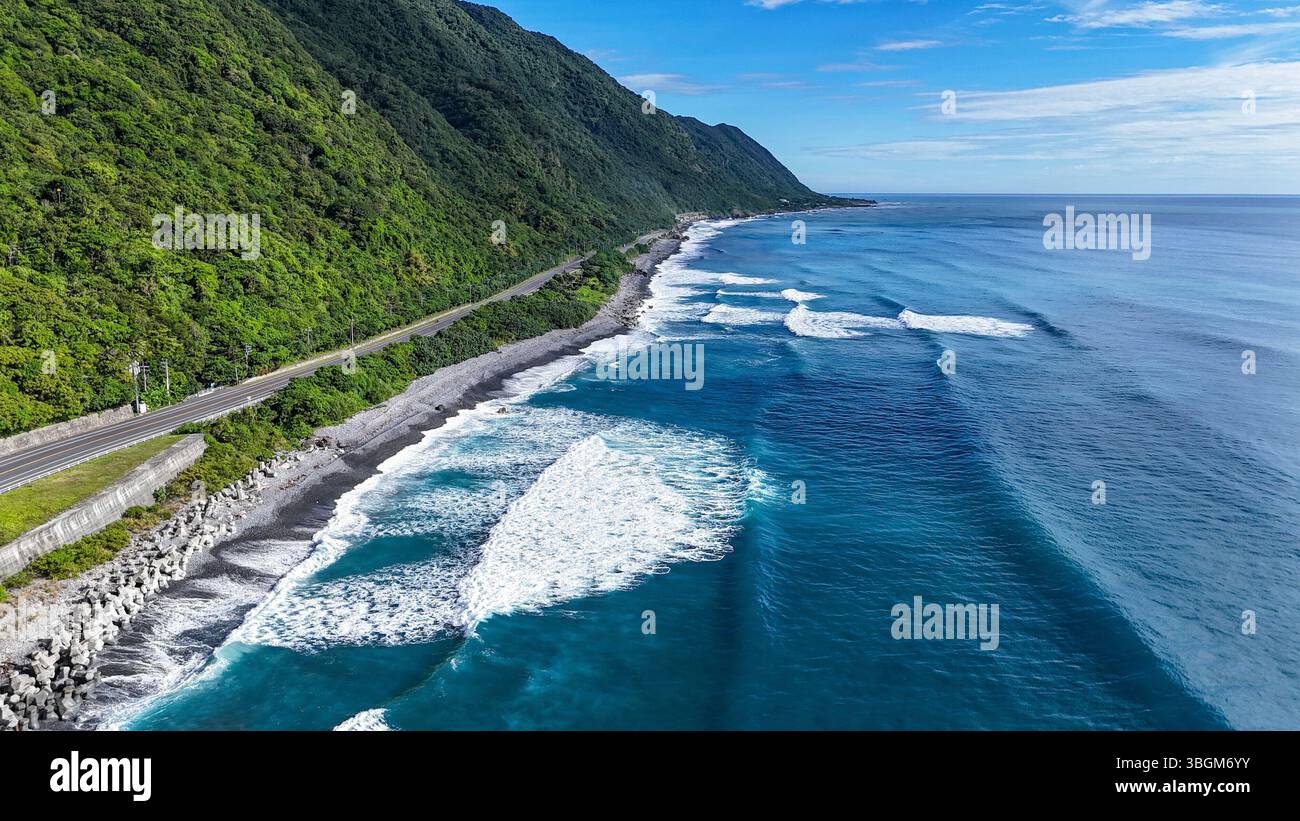 N11-Straße entlang des Pazifischen Ozeans an der Ostküste Taiwans in der Gemeinde Fengbin Stockfoto