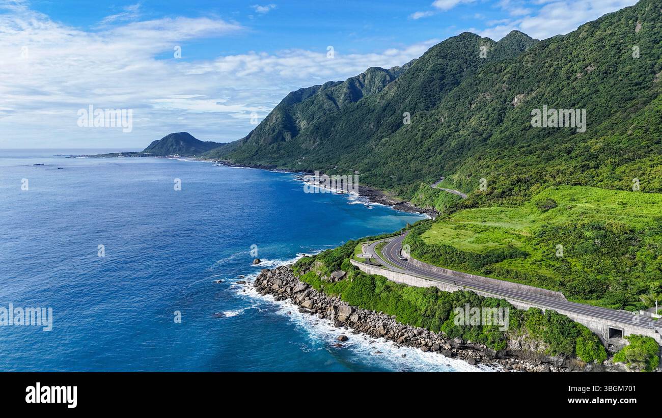 N11-Straße entlang des Pazifischen Ozeans an der Ostküste Taiwans in der Gemeinde Fengbin Stockfoto