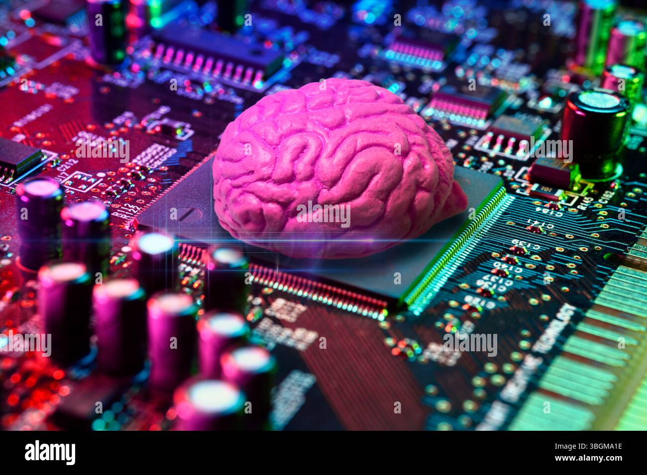 Menschliches Gehirn auf einem Computerchip, künstliche Intelligenz, Fotomontage Stockfoto