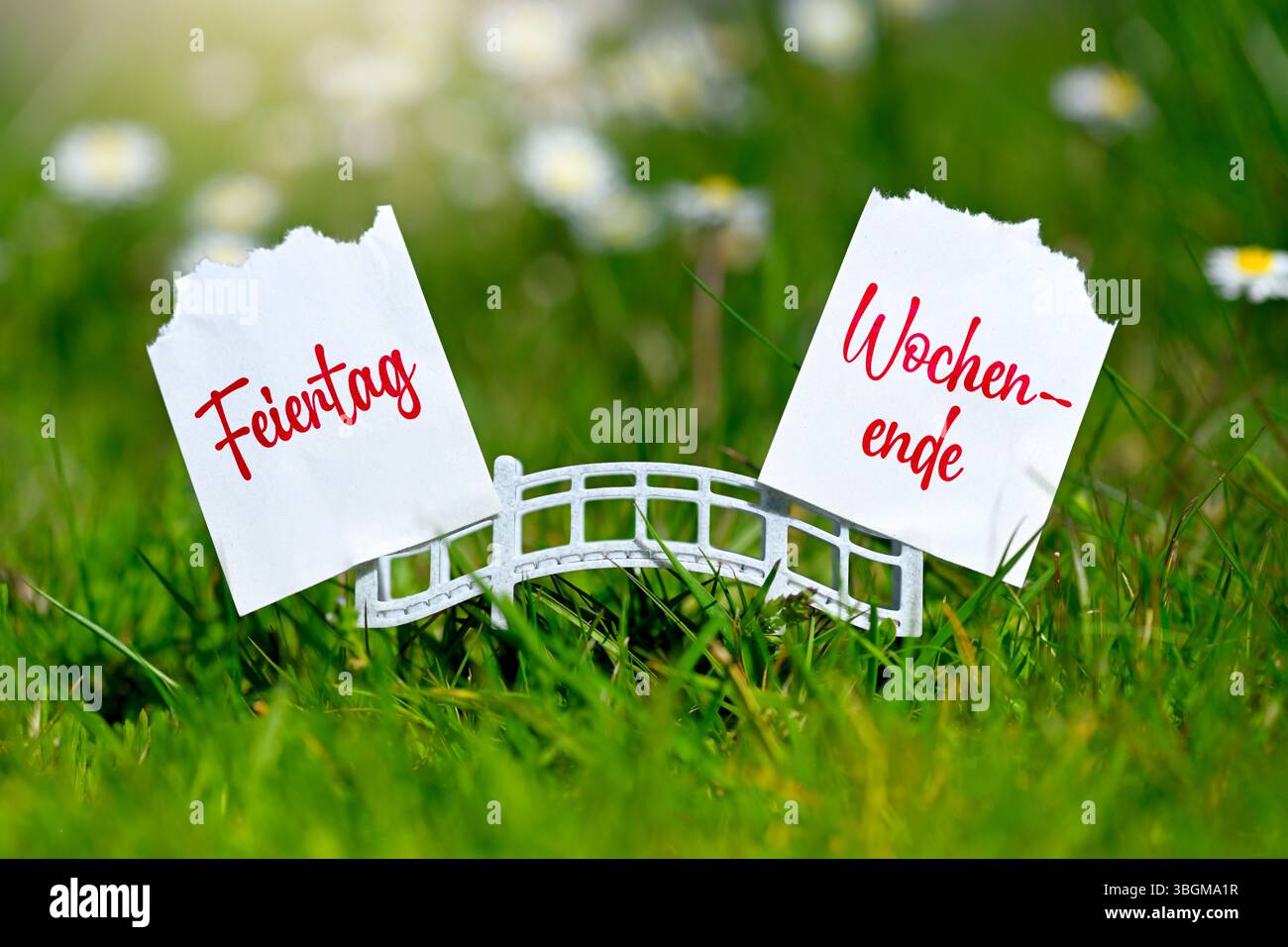 Brücke mit zwei Kalenderseiten und Inschrift Feiertag und Wochenende, symbolischer Fotobrückentag, Fotomontage Stockfoto