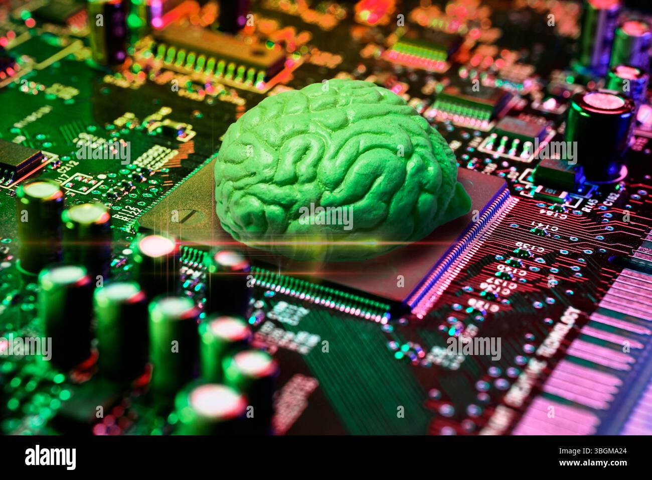 Menschliches Gehirn auf einem Computerchip, künstliche Intelligenz, Fotomontage Stockfoto