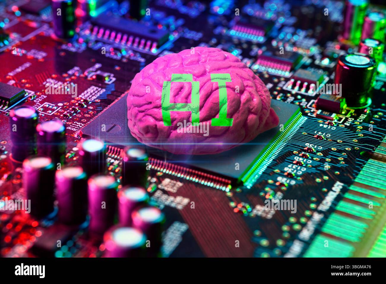 Menschliches Gehirn mit Inschrift KI auf einem Computerchip, künstliche Intelligenz, Fotomontage Stockfoto