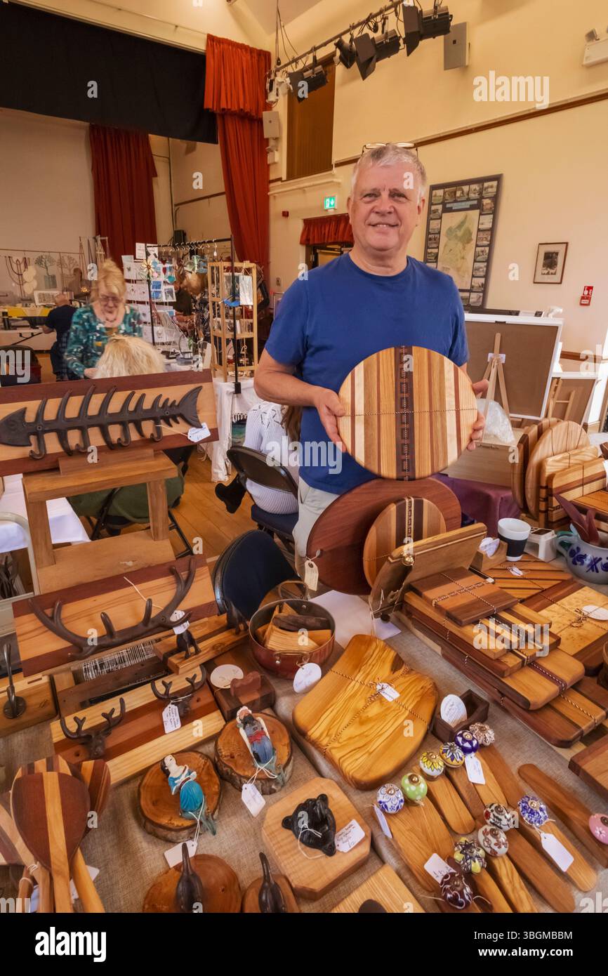 England, Sussex, East Sussex, Eastbourne, East Dean Village, Wochenmarkt am Mittwoch, Anbieter mit Produktpräsentation von Holzartikeln Stockfoto