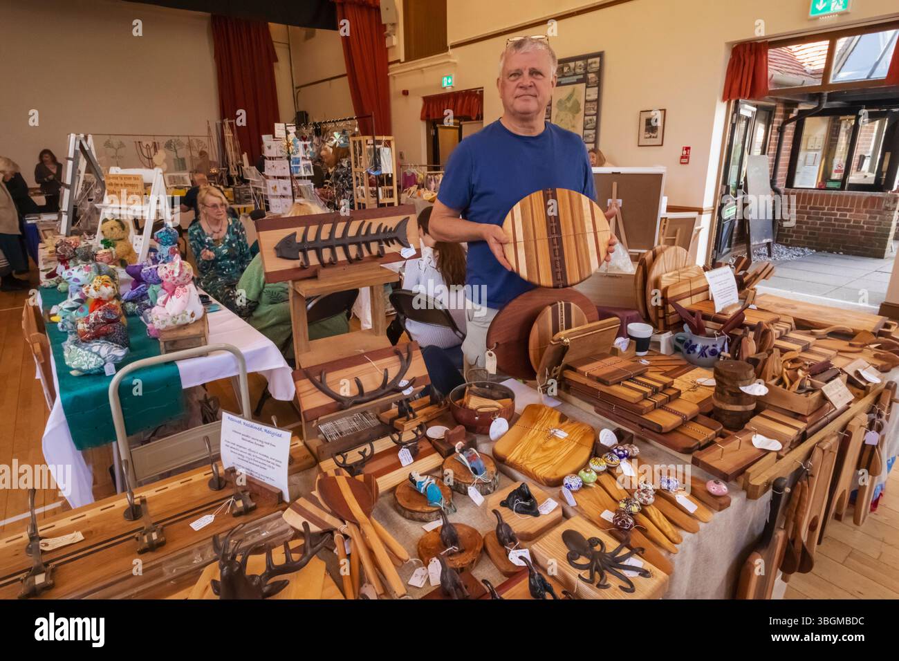 England, Sussex, East Sussex, Eastbourne, East Dean Village, Wochenmarkt am Mittwoch, Anbieter mit Produktpräsentation von Holzartikeln Stockfoto