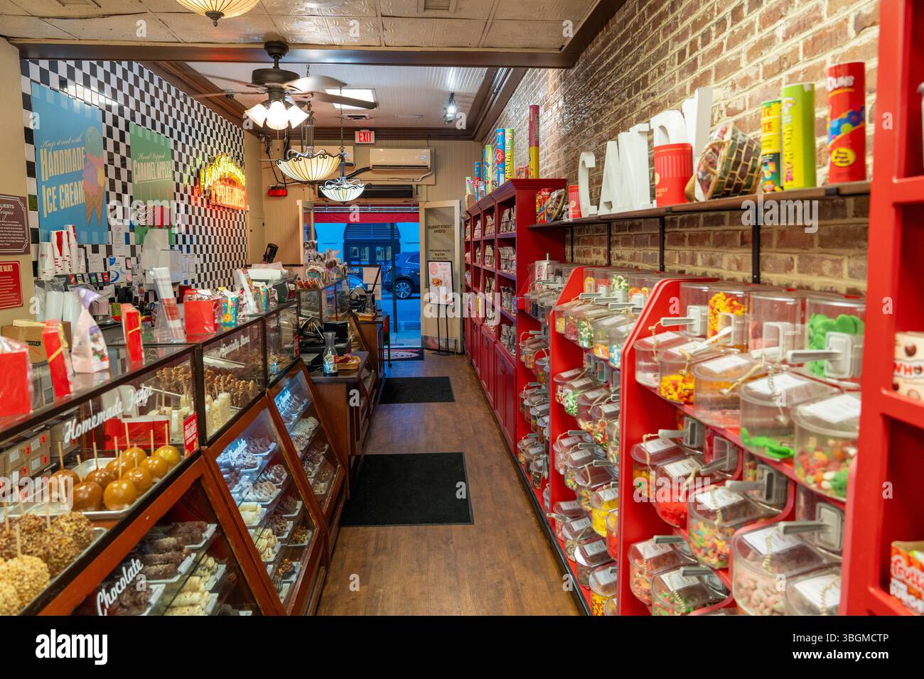 Charleston, SC - USA - 3. Juni 2025 - Innenbild von Market Street Sweets, einem Süßwarenladen in der Innenstadt am Abend Stockfoto