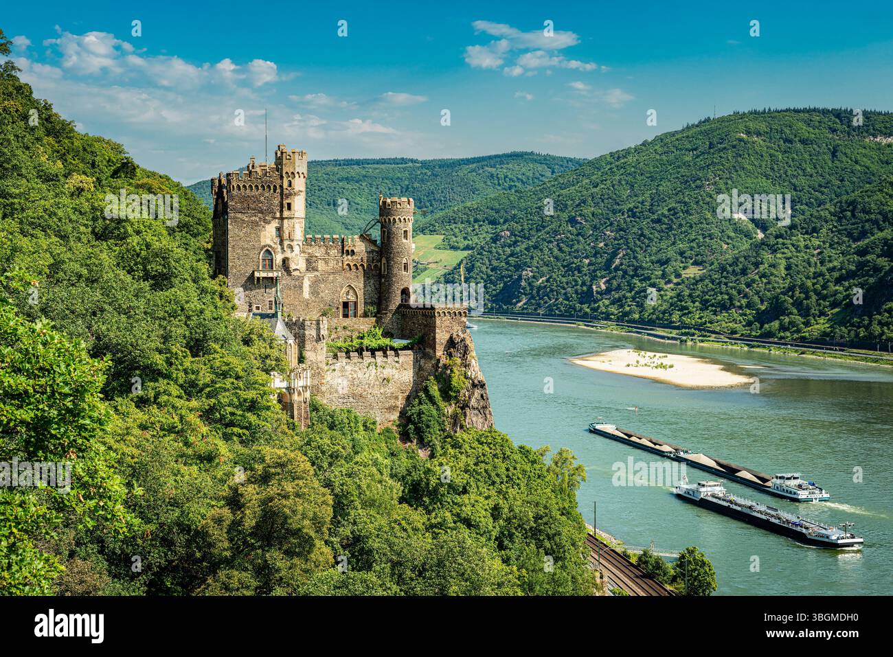 Schloss Rheinstein, romantisches Schloss bei Trechtingshausen am Mittelrhein, Teil des UNESCO-Weltkulturerbes Oberes Mittelrheintal, auch bekannt als Vaitzburg oder Voitsberg, am Rande des Binger Waldes Stockfoto