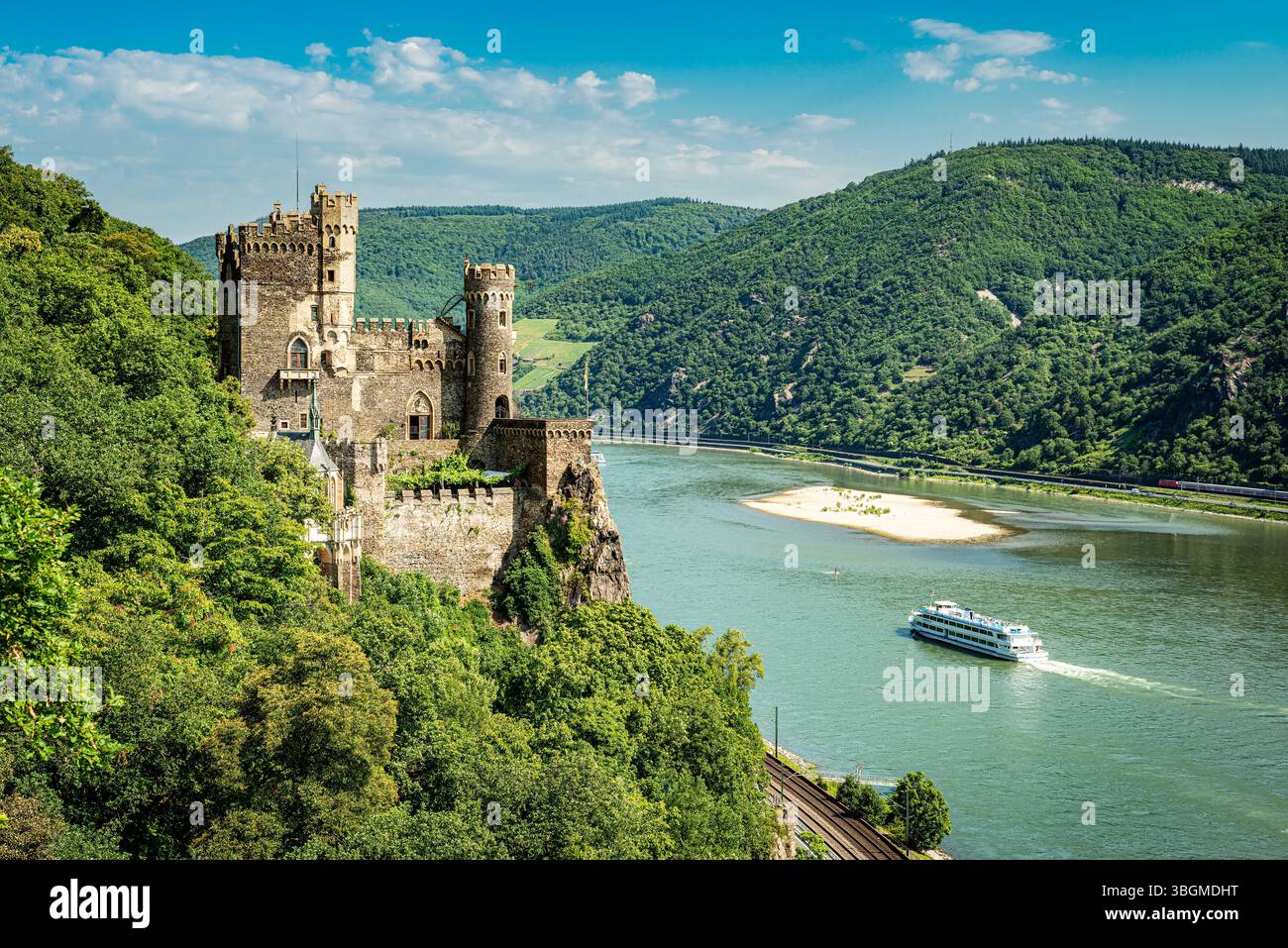 Schloss Rheinstein, romantisches Schloss bei Trechtingshausen am Mittelrhein, Teil des UNESCO-Weltkulturerbes Oberes Mittelrheintal, auch bekannt als Vaitzburg oder Voitsberg, am Rande des Binger Waldes Stockfoto