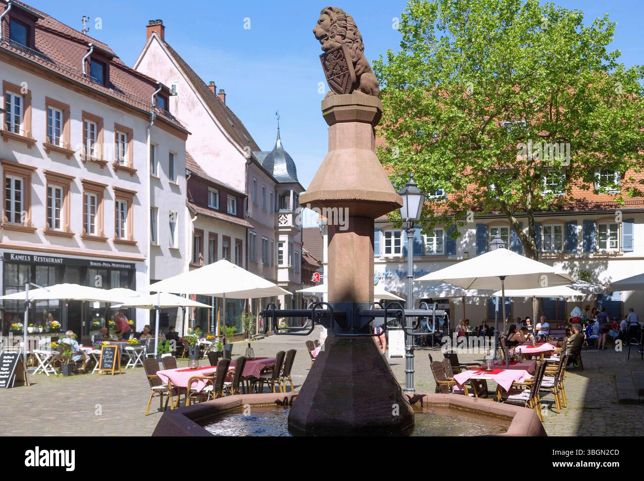 Marktplatz mit Springbrunnen und Cafés in Bad Bergzabern, Rheinland-Pfalz, Deutschland Stockfoto