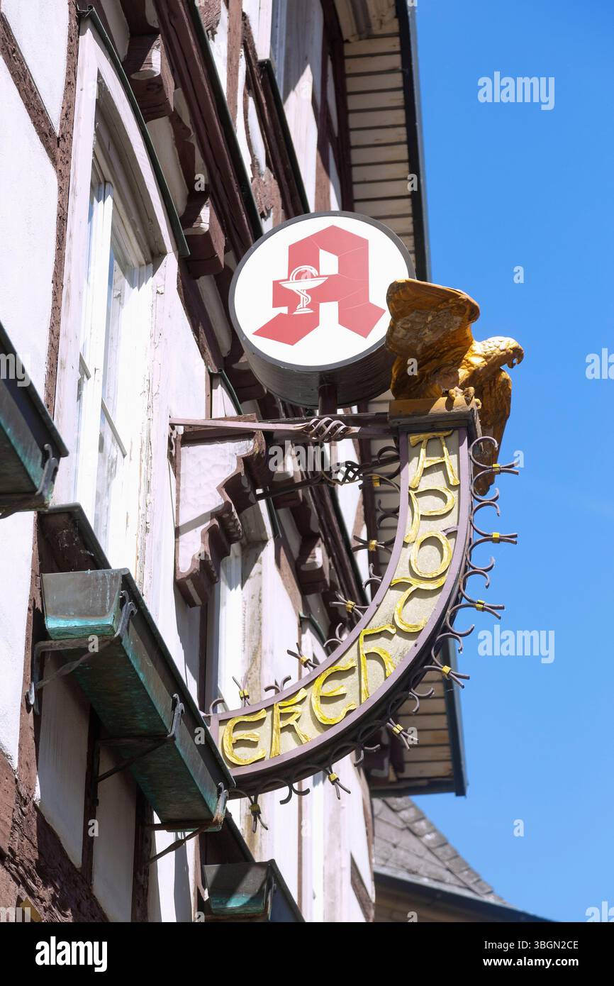 Historisches Apothekenschild in der Marktstraße in Bad Bergzabern, Rheinland-Pfalz Stockfoto