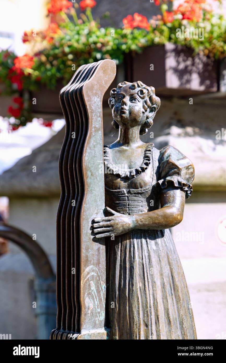 Brunnen mit Bronzestuppe des Strumpfformers am Marienplatz in Immenstadt im Allgäu in Bayern Stockfoto