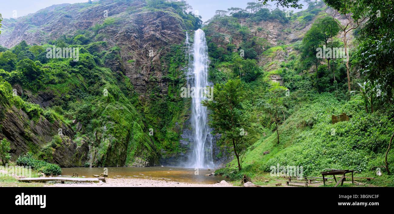 WLI-Wasserfall in der Regenwaldlandschaft im Agumatsa Nature Reserve bei Hohoe in der Volta-Region im Osten Ghanas in Westafrika Stockfoto