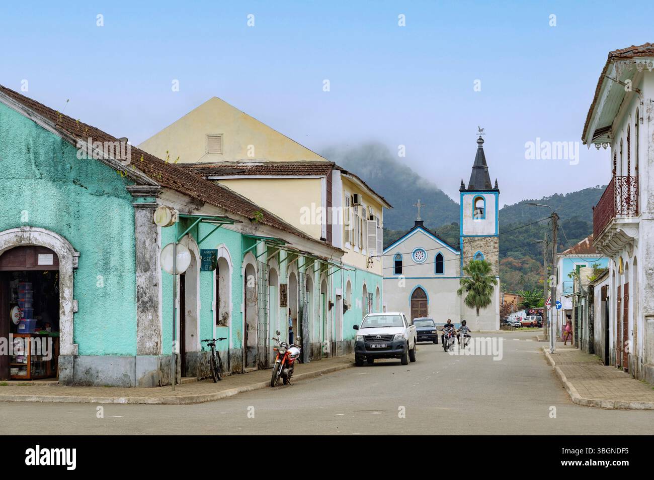 Rua de Sao Tome mit Blick auf die Kirche Nossa Senhora da Conceicao in Santo Antonio auf der Insel Principe in Westafrika Stockfoto