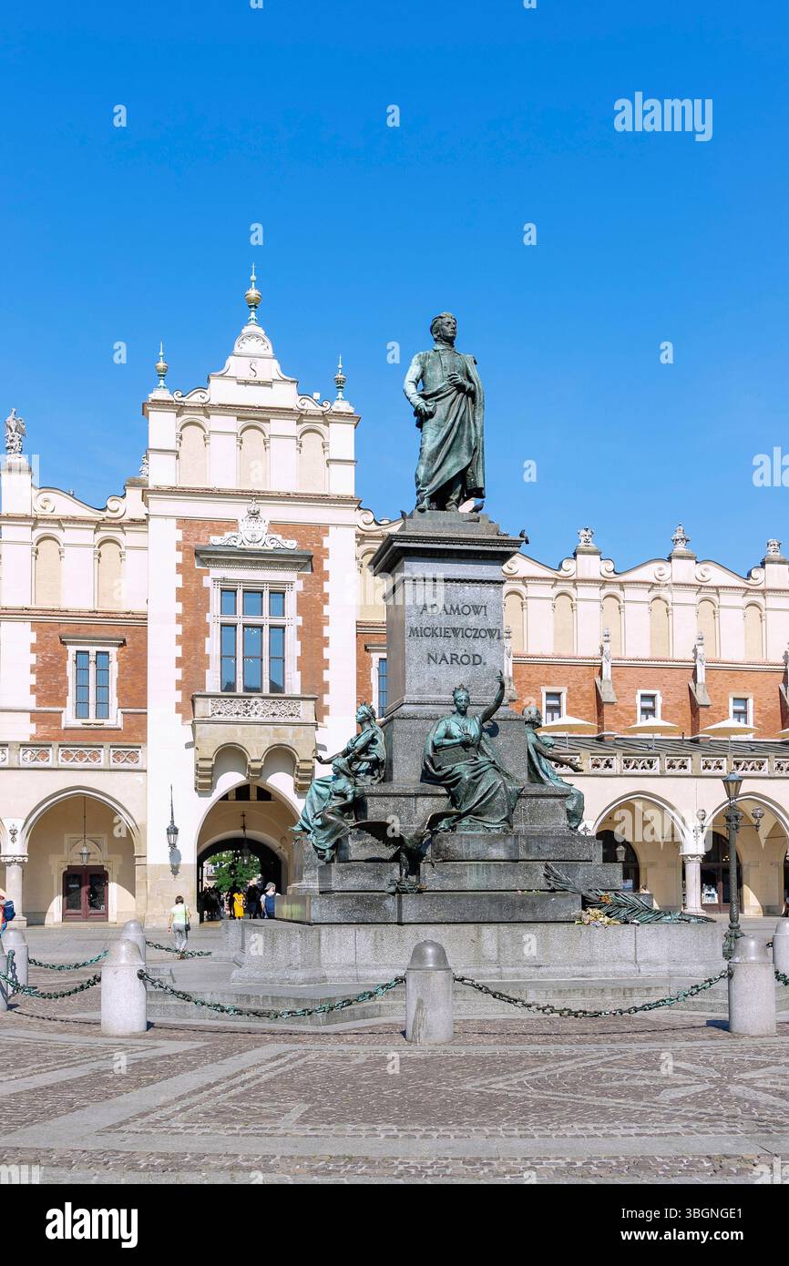 Adam Mickiewicz-Denkmal (Pomnik Adam Mickiewicza) vor den Tuchhallen (Sukienice) auf Rynek Glowny in der Altstadt von Krakau (Krakau) in Polen Stockfoto